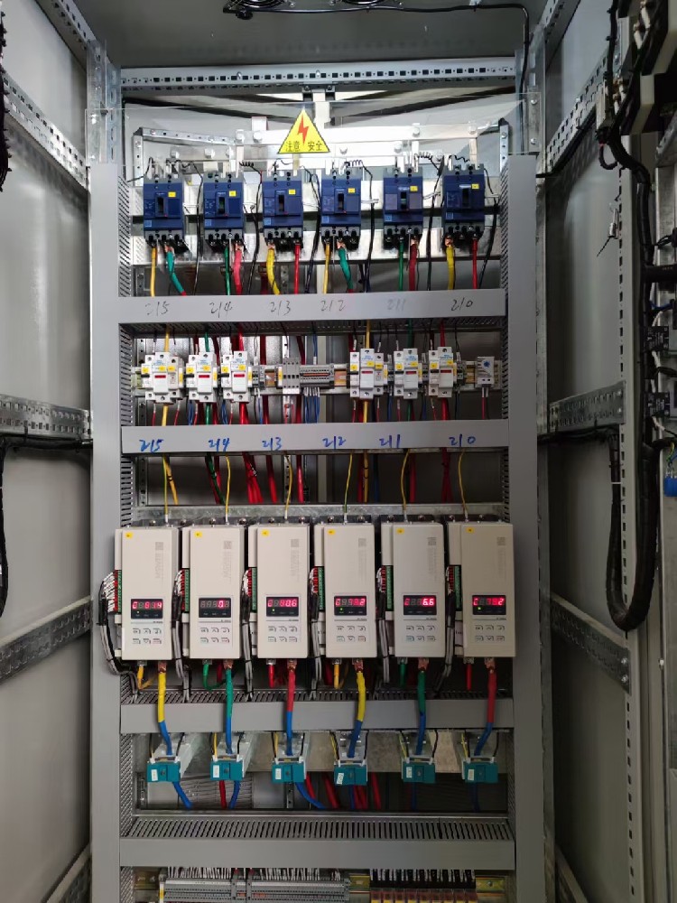 在电力调解器设计中，，如那里置电源颤抖和电网脉动的影响？？？