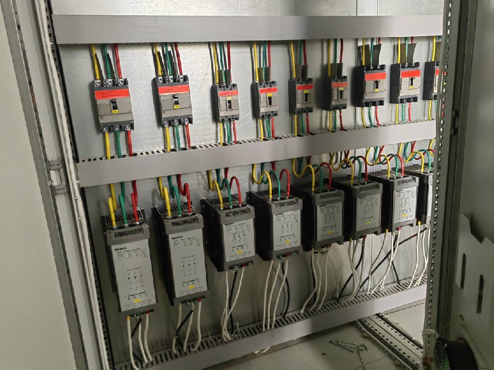 交流电力调解器和直流电力调解器的事情原理有哪些要害区别？？