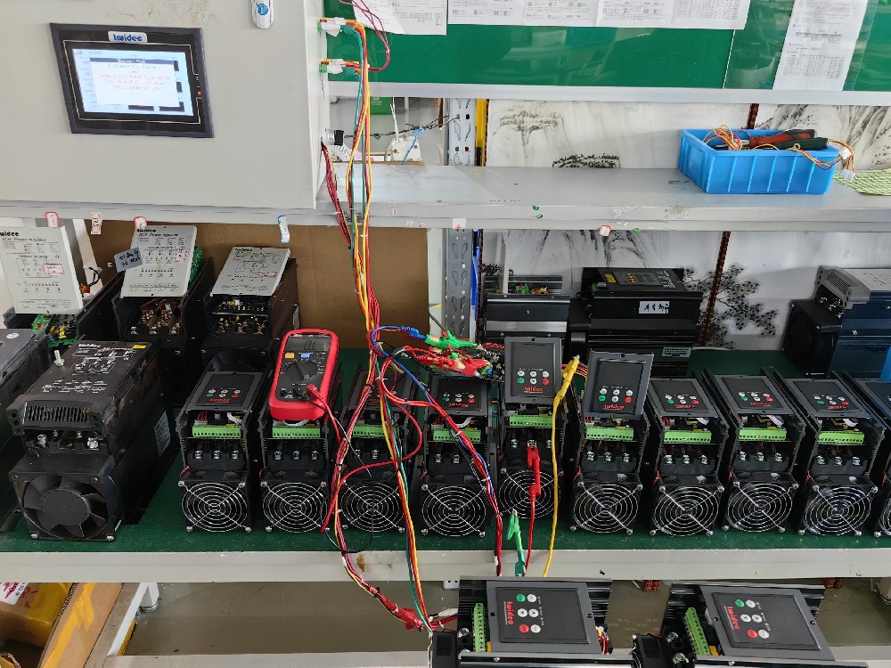 晶闸管在交流电力调解器中是怎样实现电压调理的？？