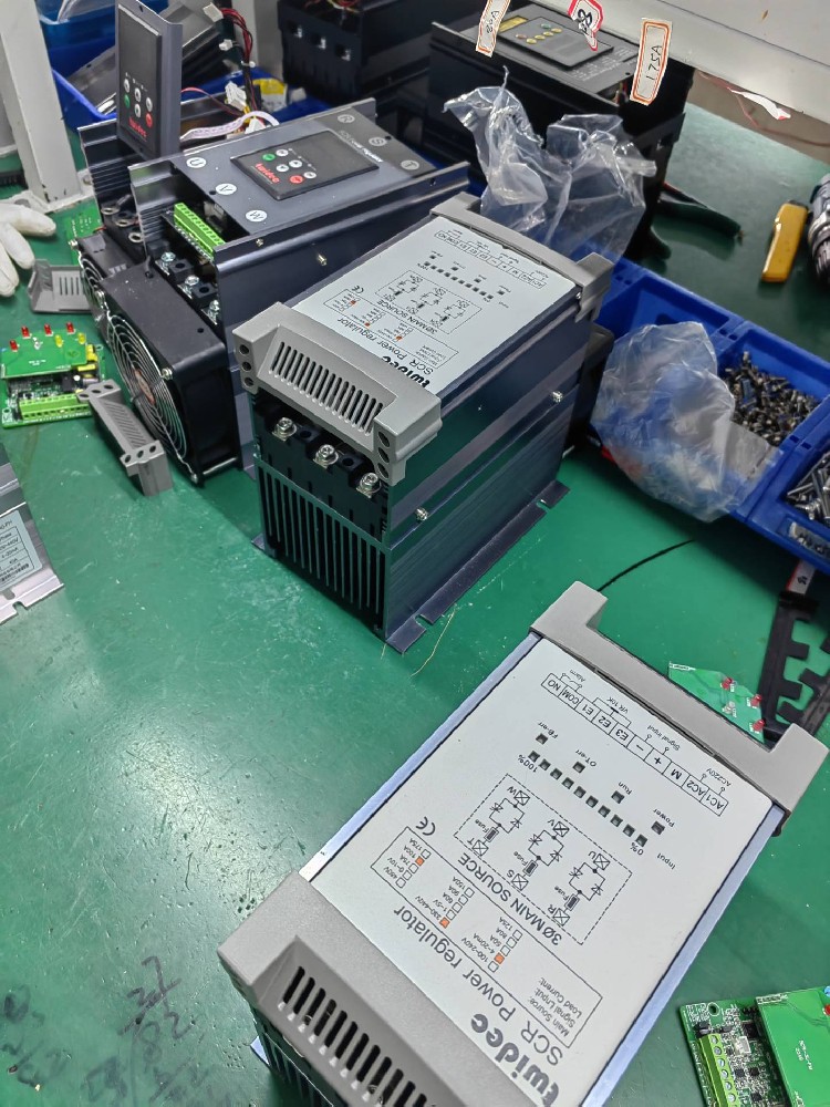 电力调解器的额定电压参数对其应用场景有何限制？