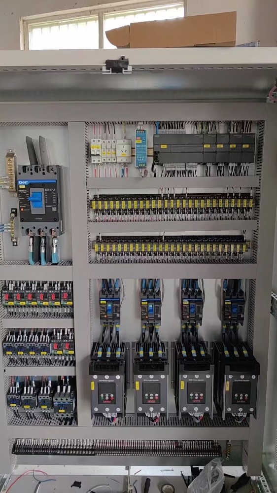 关于高精度的装备（如细密仪器、医疗装备）供电，，电力调解器能否知足其对电压和频率稳固性的要求？？？